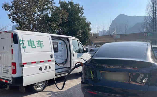 从江汽车搭电